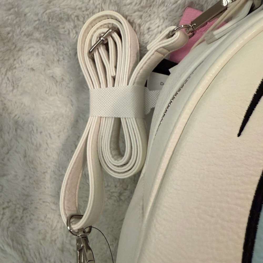 Reversible Donald & Daisy Loungefly backpack/crossbody. - Picture 6 of 13